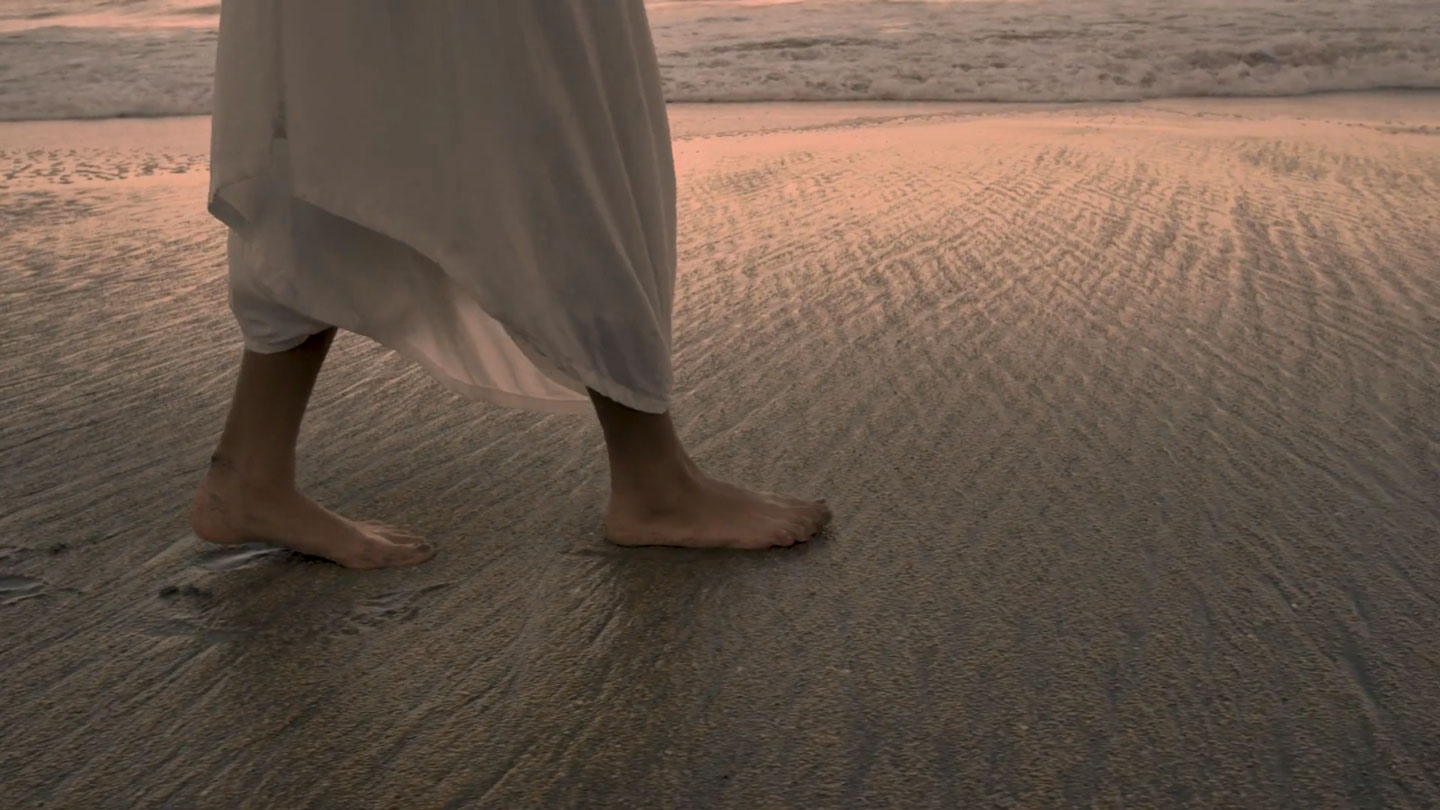 Любовь берег моря на цыпочках. Walk on the Sand. See your page
